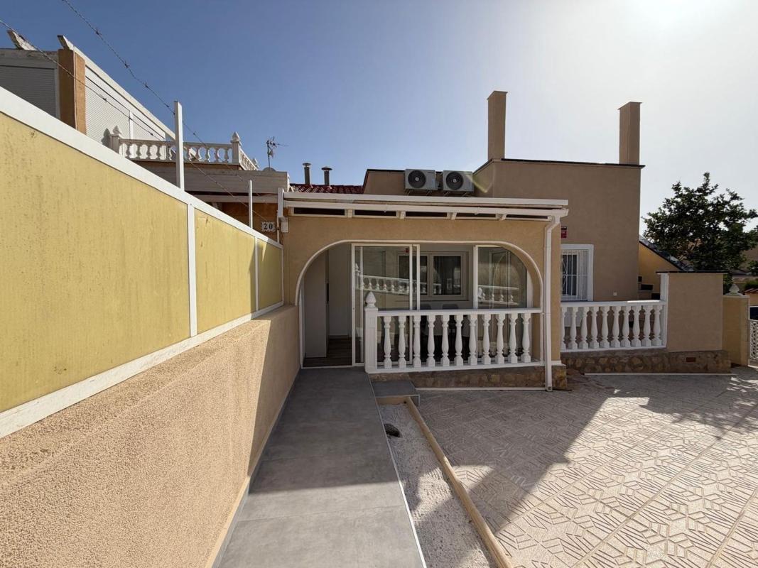 Sale of townhouse in Chalet adosado en Calle Barlovento, Miramar - Torre del Moro, Torrevieja , Torrevieja photo 4