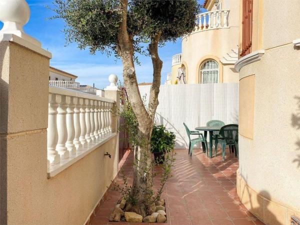 Chalet pareado en Calle Maria San Gil Noain, 40, Parque Acuático - Sector 25, Torrevieja photo 1