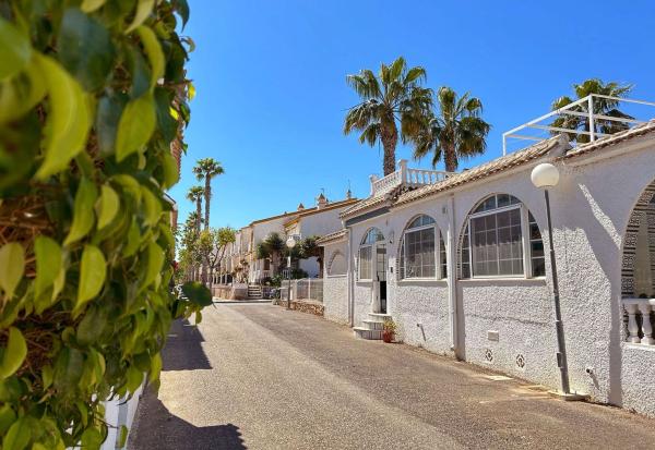 Chalet pareado en Calle Bertomeu Roig, Urbanizaciones, Guardamar del Segura thumbnail 1