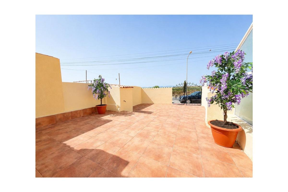 Sprzedaż szeregowego domku w  Chalet adosado en Calle Gavilán, La Siesta - El Salado - Torreta, Torrevieja , Torrevieja photo 2