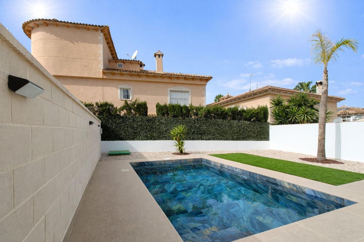 Sale of independent chalet in Casa o chalet en Benferri, Benferri
photo 1