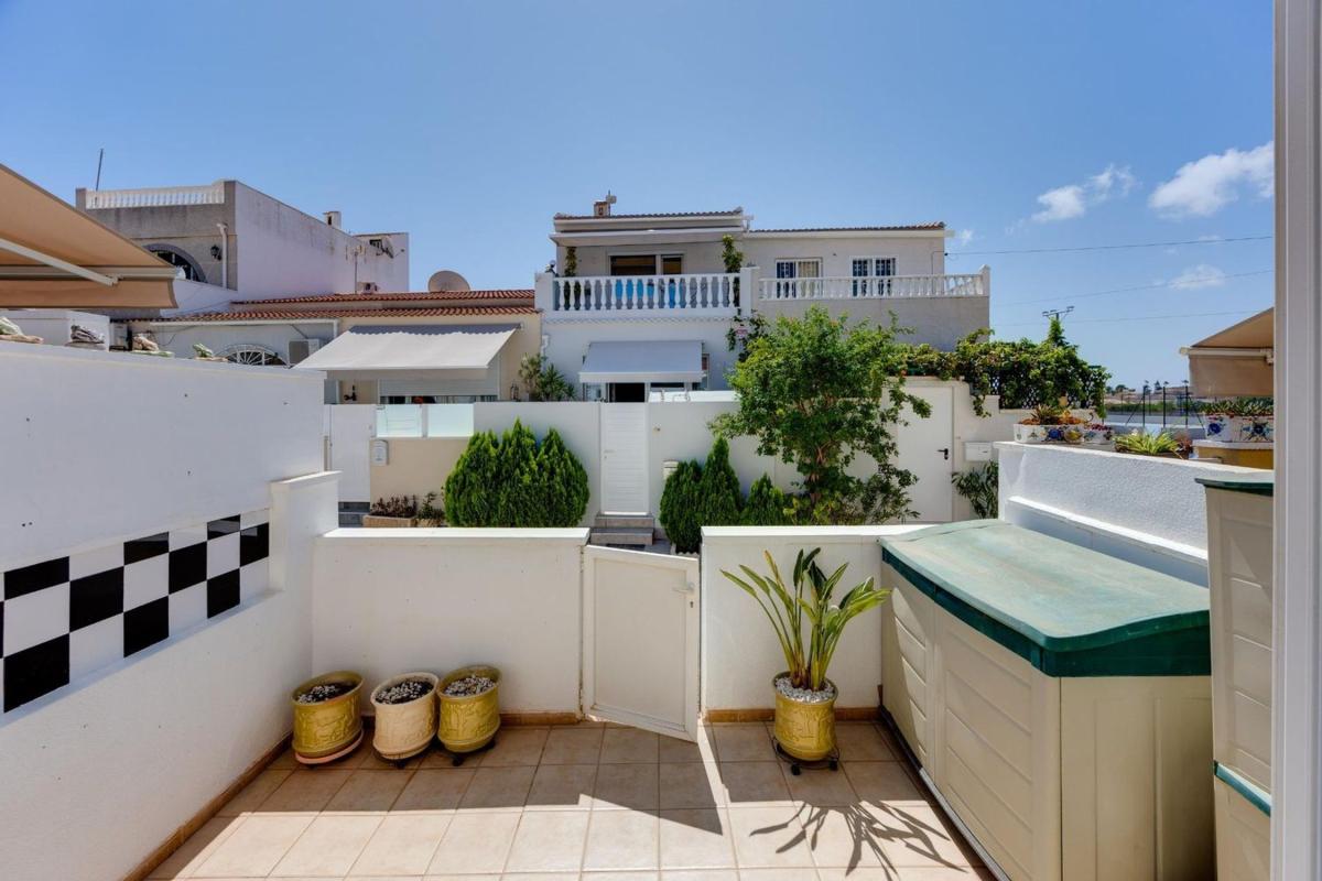 Sprzedaż szeregowego domku w Chalet adosado en Calle Liszt, La Siesta - El Salado - Torreta, Torrevieja , Torrevieja photo 4