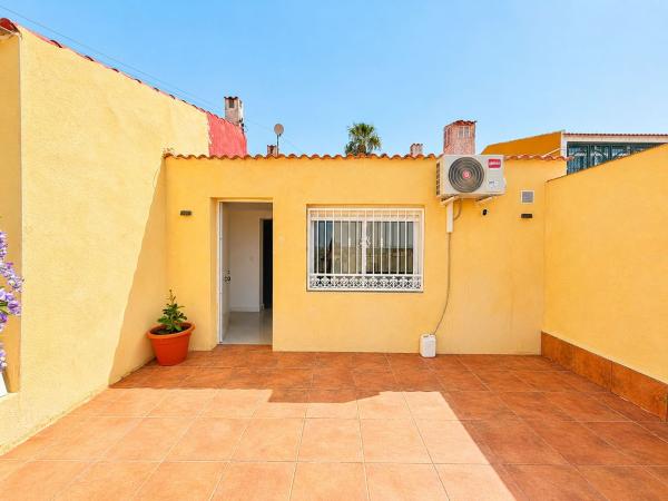 Independent chalet for sale in Casa o chalet en La Siesta - El Salado - Torreta, Torrevieja, Torrevieja
 photo 1