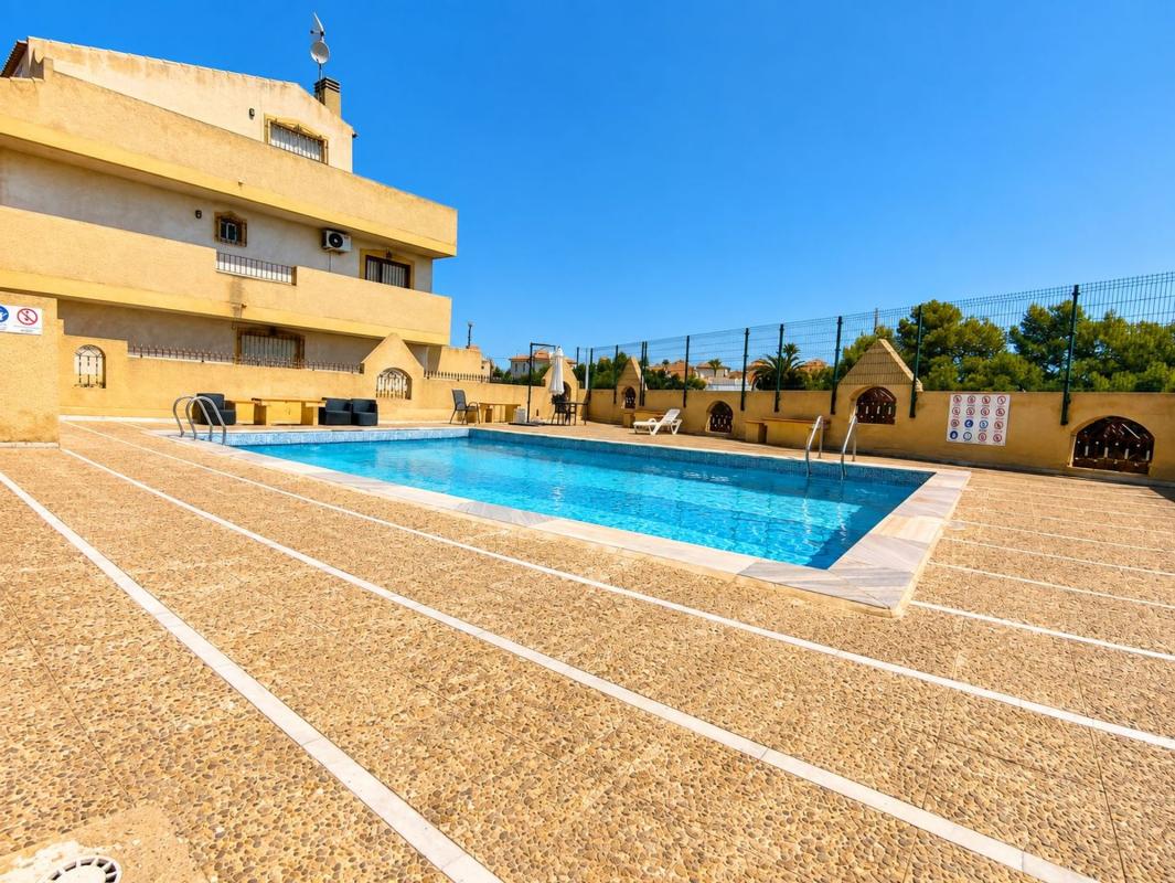 Sale of townhouse in Chalet adosado en p Flamenca CL 3, Playa Flamenca, Orihuela , Orihuela photo 2