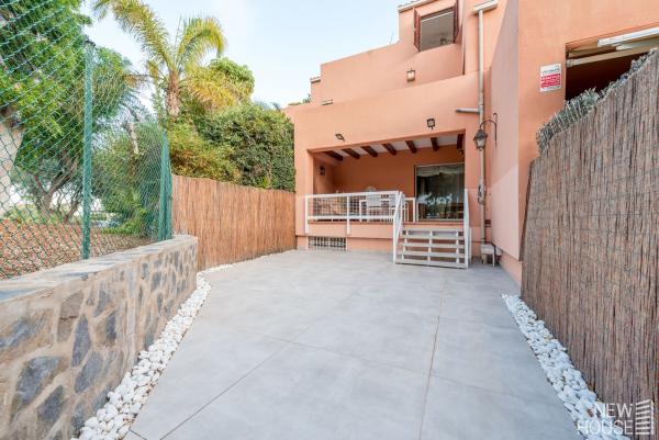 Chalet adosado en Calle Clara Campoamor, Alicante Golf, Alicante / Alacant photo 2