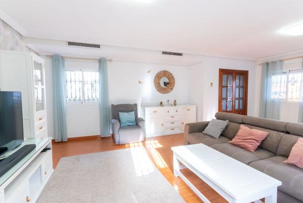Venta de piso en Piso en Calle Águila, Los Almendros - El Limonero - El Tomillar, Málaga, Málaga
thumbnail 2