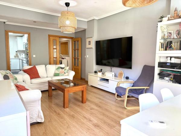 Venta de piso en Piso en Avenida Jane Bowles, 4, Ciudad Jardín, Málaga, Málaga
thumbnail 2