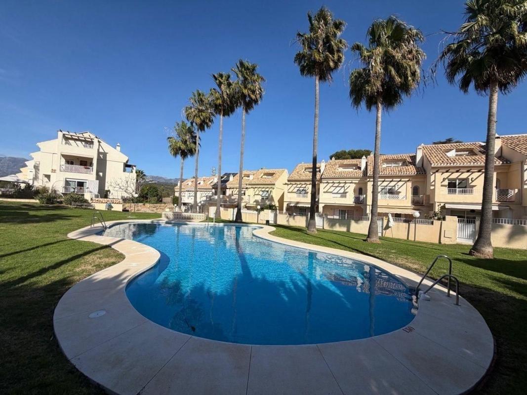 Продажа таунхауса в Chalet adosado en Urbanización el Rosario, El Rosario-Ricmar, Marbella , Марбелла photo 1