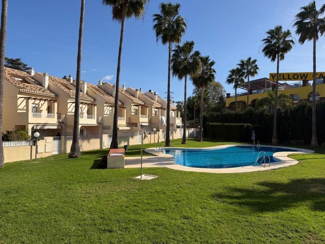 Продажа таунхауса в Chalet adosado en Urbanización el Rosario, El Rosario-Ricmar, Marbella , Марбелла photo 2