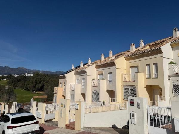 Chalet adosado en Urbanización el Rosario, El Rosario-Ricmar, Marbella photo 3