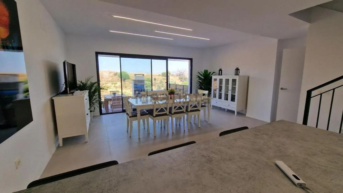 Sprzedaż szeregowego domku w  Chalet adosado en Avenida Santa Clara, Capellanía - Retamar, Alhaurín de la Torre , Alhaurín de la Torre photo 5
