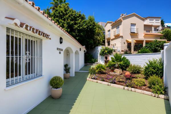 Chalet pareado en Calle Tulipán, Torreblanca del Sol, Fuengirola photo 1