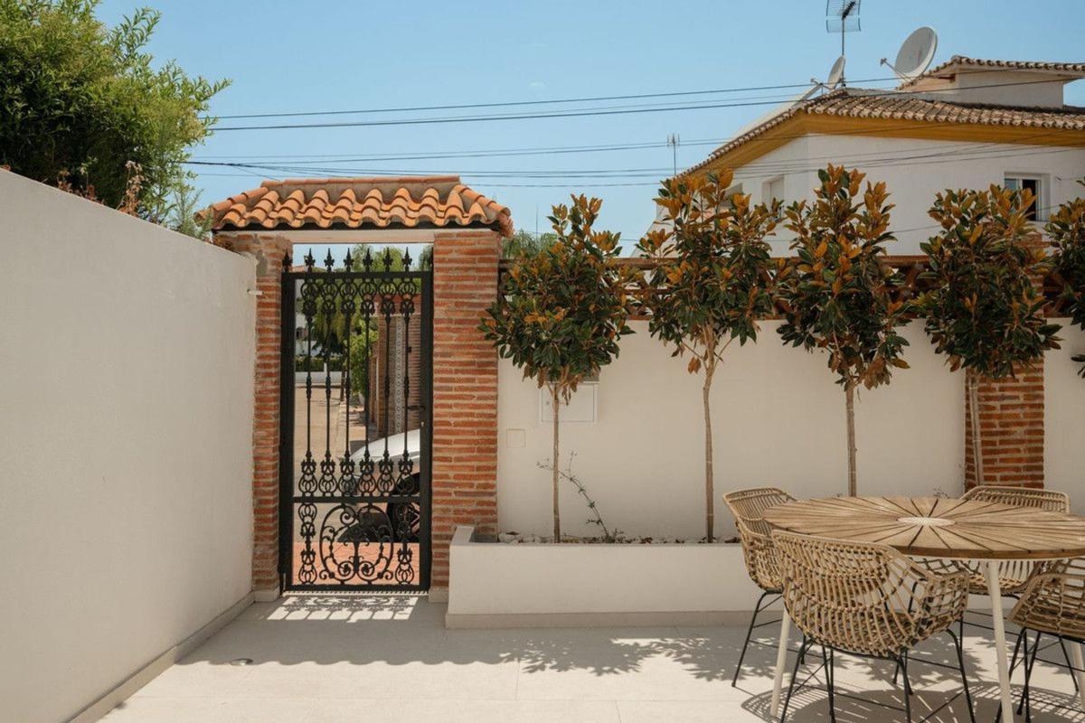 Sale of townhouse in Chalet adosado en Urbanización las Petunias, Linda Vista-Nueva Alcántara-Cortijo Blanco, Marbella , Marbella photo 2