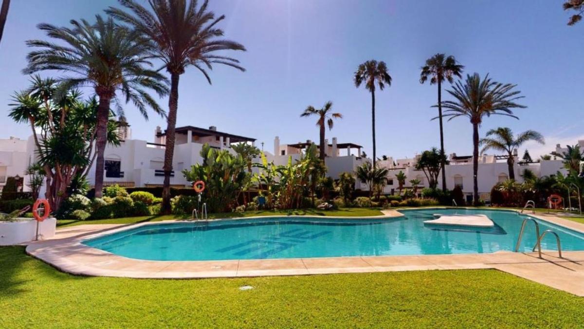 Sale of townhouse in Chalet adosado en Urbanizacion Linda Vista Playa, 1 f, Linda Vista-Nueva Alcántara-Cortijo Blanco, Marbella , Marbella photo 1