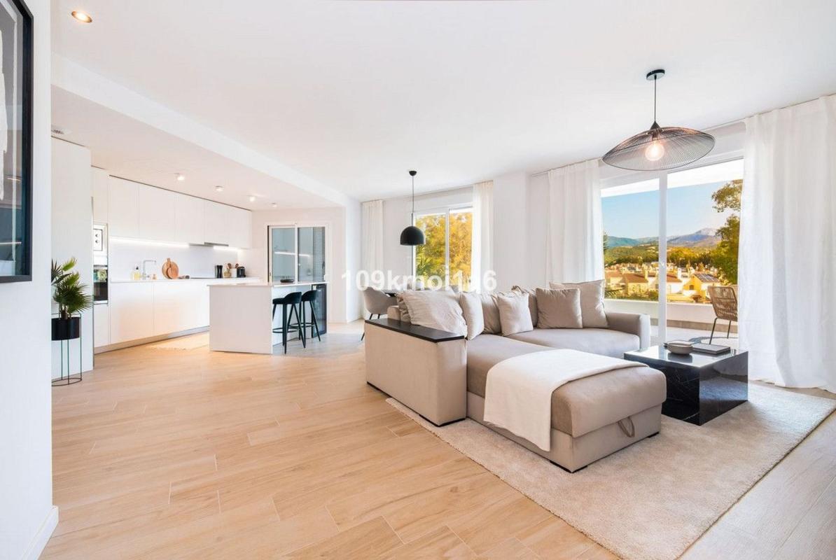 Venta de piso en Piso en Calle Miguel Delibes, Rodeo Alto-Guadaiza-La Campana, Marbella, Marbella
 photo 2