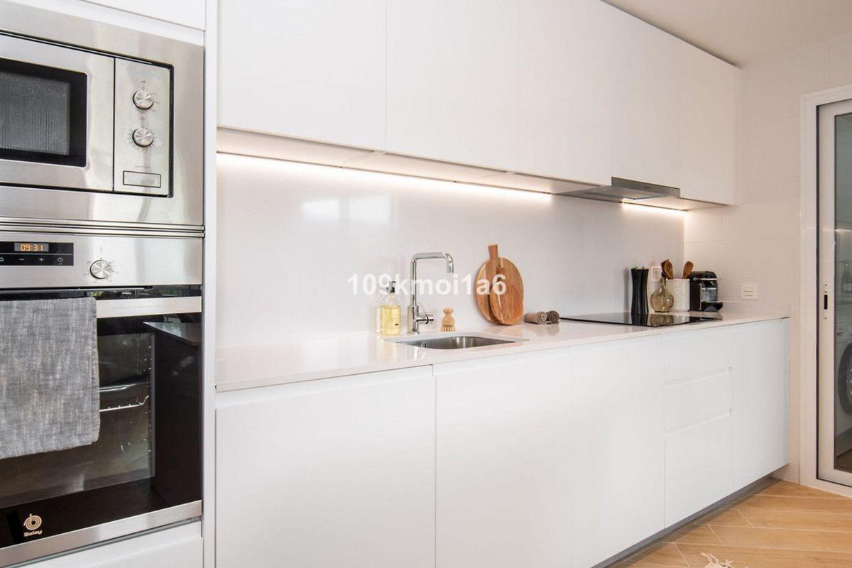 Venta de piso en Piso en Calle Miguel Delibes, Rodeo Alto-Guadaiza-La Campana, Marbella, Marbella
 photo 3
