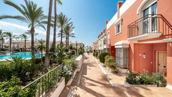 Chalet adosado en Urb. las dunas, Bahía de Marbella, Marbella photo 1