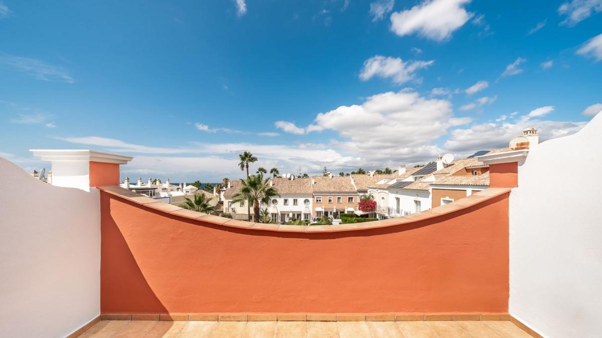 Sale of townhouse in Chalet adosado en Urb. las dunas, Bahía de Marbella, Marbella , Marbella photo 3