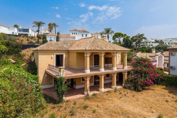 Casa o chalet independiente en Avenida de la Resina, La Concha-Resina Golf, Estepona photo 1