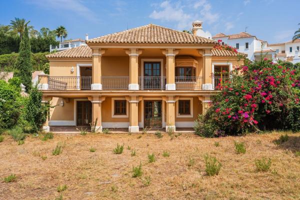 Casa o chalet independiente en Avenida de la Resina, La Concha-Resina Golf, Estepona thumbnail 1