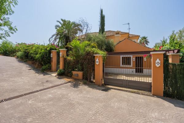 Casa o chalet independiente en Avenida de la Resina, La Concha-Resina Golf, Estepona thumbnail 2