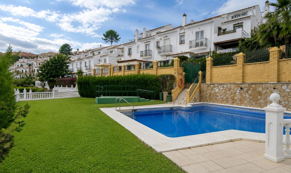 Venta de chalet adosado en Chalet adosado en Calle Almuñécar, 52, Zona Centro Comercial Torrequebrada, Benalmádena , Benalmádena photo 3
