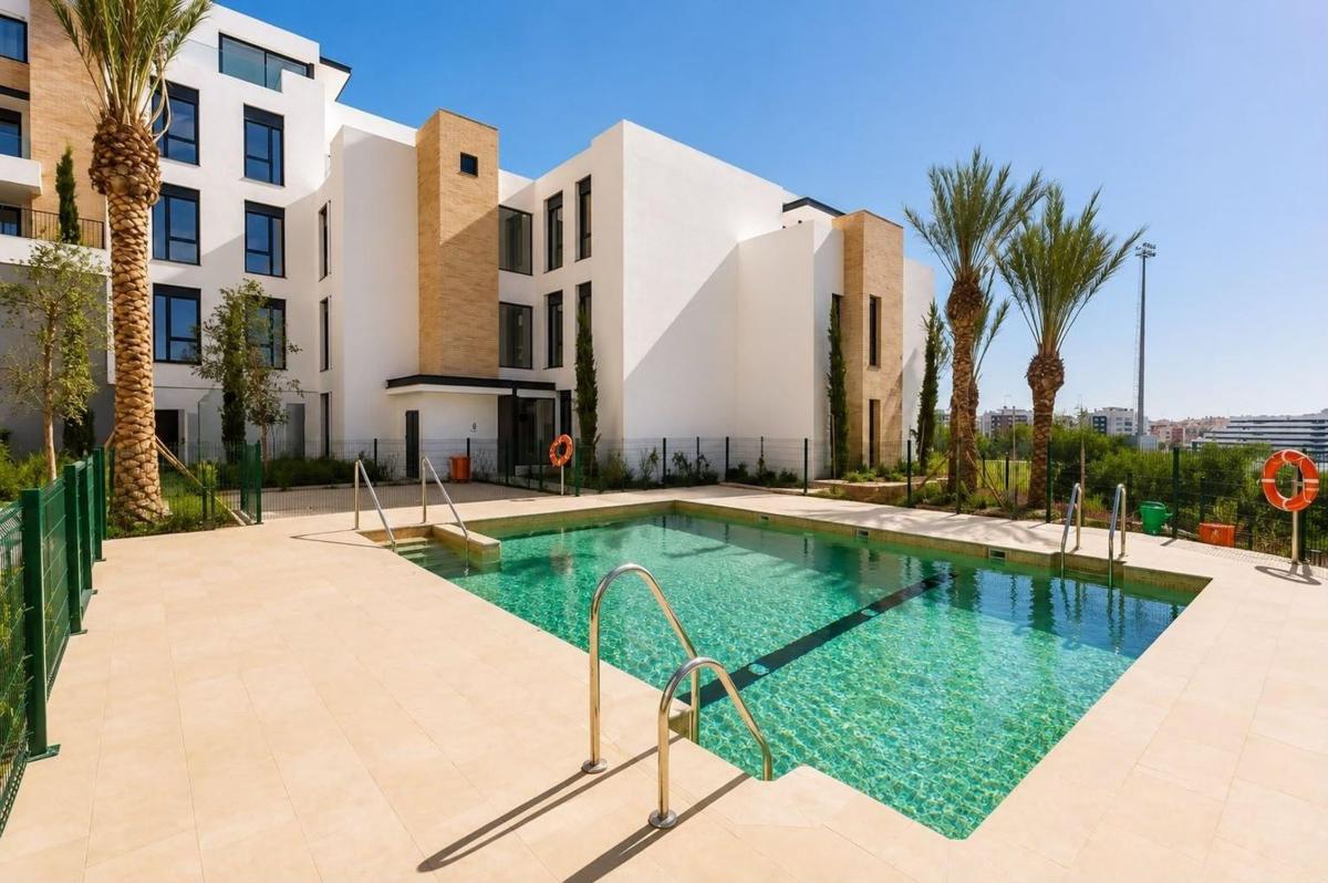 Venta de piso en Piso en Calle Santo Tomás de Aquino, Zona Calvario, Estepona, Estepona
photo 1