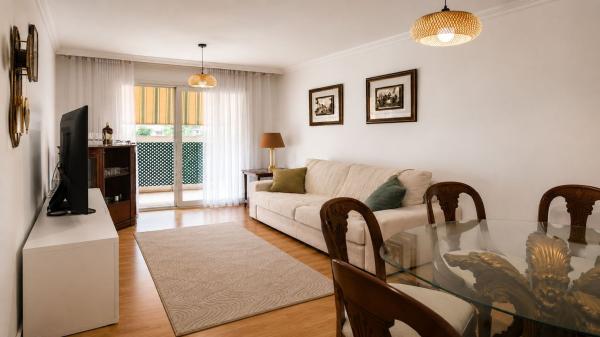 Venta de piso en Piso en Avenida Parménides, El Consul - El Romeral, Málaga, Málaga
photo 1