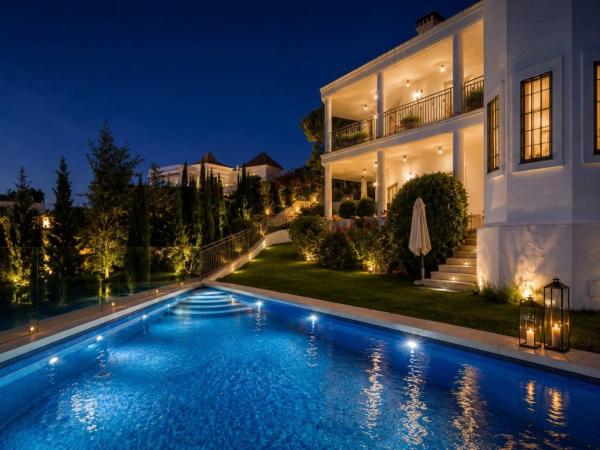 Chalet independiente en venta en Casa o chalet en Avenida Pinos de los, El Rosario-Ricmar, Marbella, Marbella
 photo 1