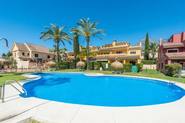 Chalet adosado en Avenida Piedramar, Nagüeles, Marbella photo 1