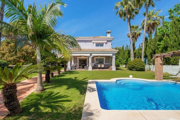 Casa o chalet independiente en Calle Pico del Aneto, Nueva Atalaya, Estepona photo 1