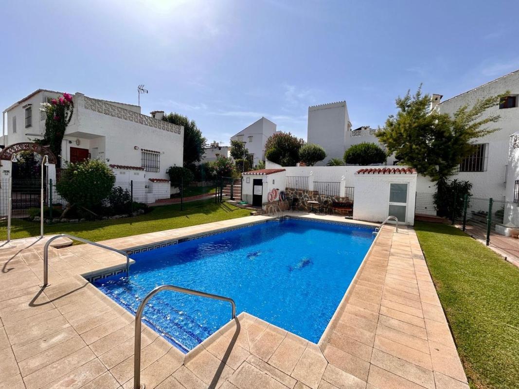 Venta de chalet adosado en  Chalet adosado en Camino Puerto Romano s/n, Las Lomas, Estepona , Estepona photo 2