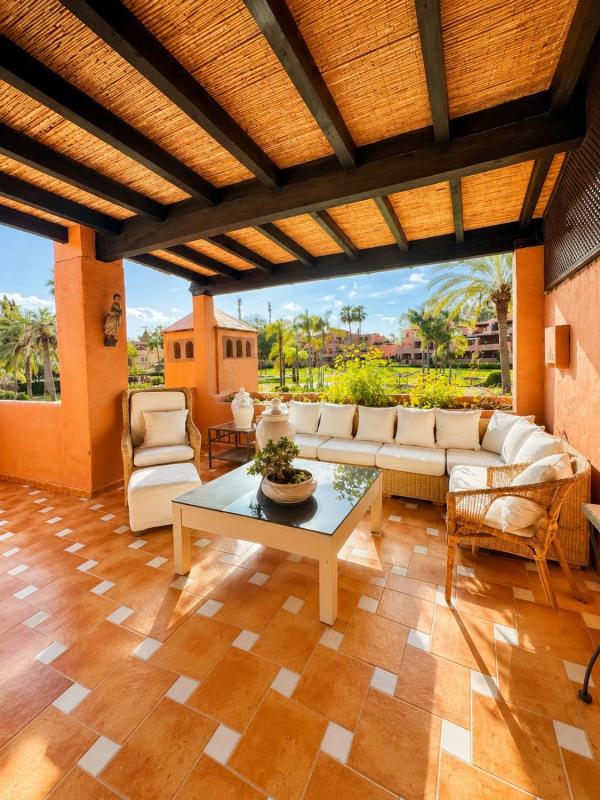 Продажа дуплекса на Dúplex en Urbanización Alhambra del Golf, Casasola, Estepona, Эстепона photo 1