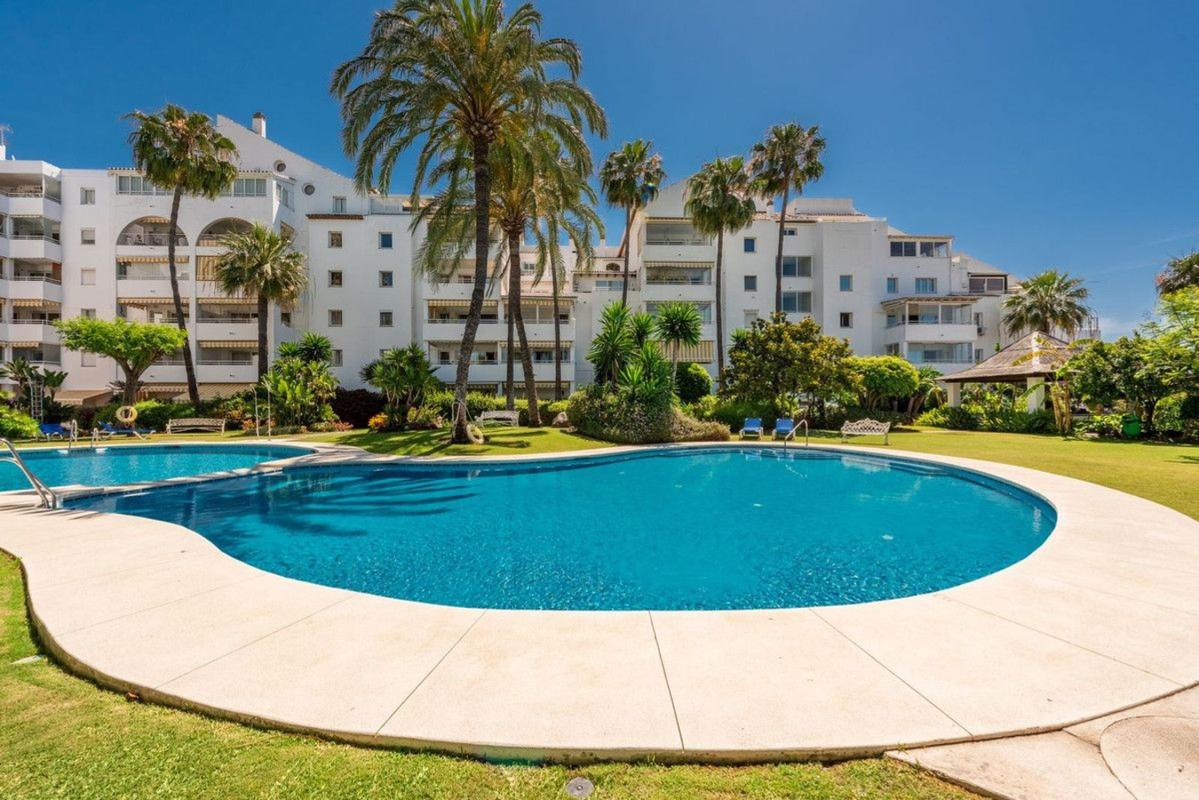 Sale of apartment in Piso en Avenida Pernet, Nueva Atalaya, Estepona, Estepona
photo 1