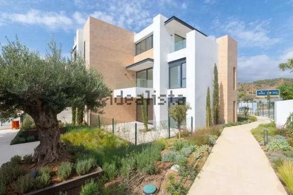 Venta de piso en Piso en Calle del Dique, Zona Calvario, Estepona, Estepona
photo 1