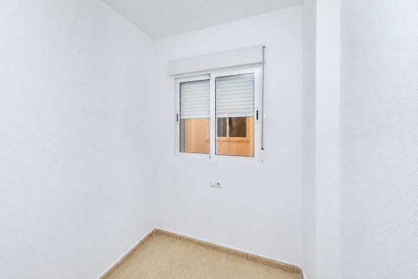 Piso en venta en Piso en Calle de Pedro Lorca, 111, Las Piscinas Naturales, Torrevieja, Torrevieja thumbnail 2