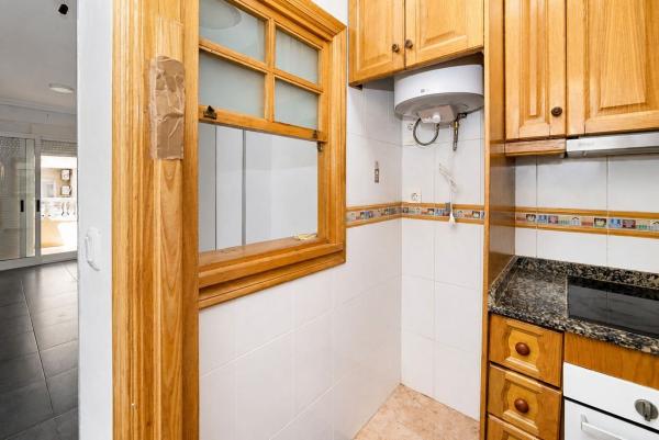 Piso en venta en Piso en Calle Radio Murcia, 27, Las Piscinas Naturales, Torrevieja, Torrevieja thumbnail 3