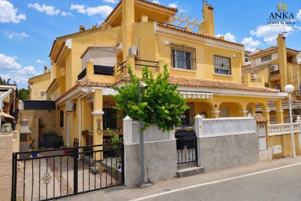 Chalet pareado en Calle Baikal, 3, Zona Lago - Los Almendros, Orihuela photo 1