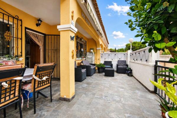 Chalet pareado en Calle Baikal, 3, Zona Lago - Los Almendros, Orihuela photo 2