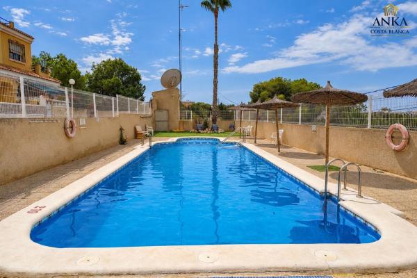 Chalet pareado en Calle Baikal, 3, Zona Lago - Los Almendros, Orihuela photo 3