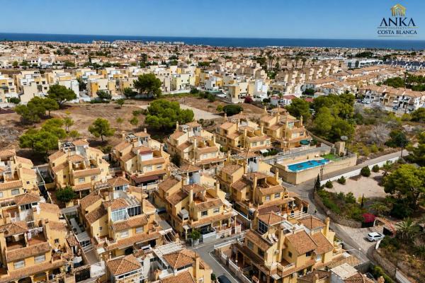 Chalet pareado en Calle Baikal, 3, Zona Lago - Los Almendros, Orihuela photo 4