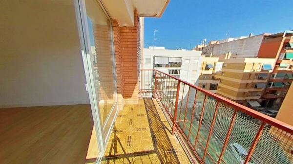 Продажа квартиры на Piso en Carolinas Altas, Alicante / Alacant, Аликанте / Алакант
thumbnail 2