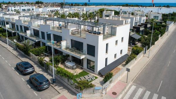 Piso en venta en Piso en Calle Albariño, Los Balcones - Los Altos del Edén, Torrevieja, Torrevieja photo 1
