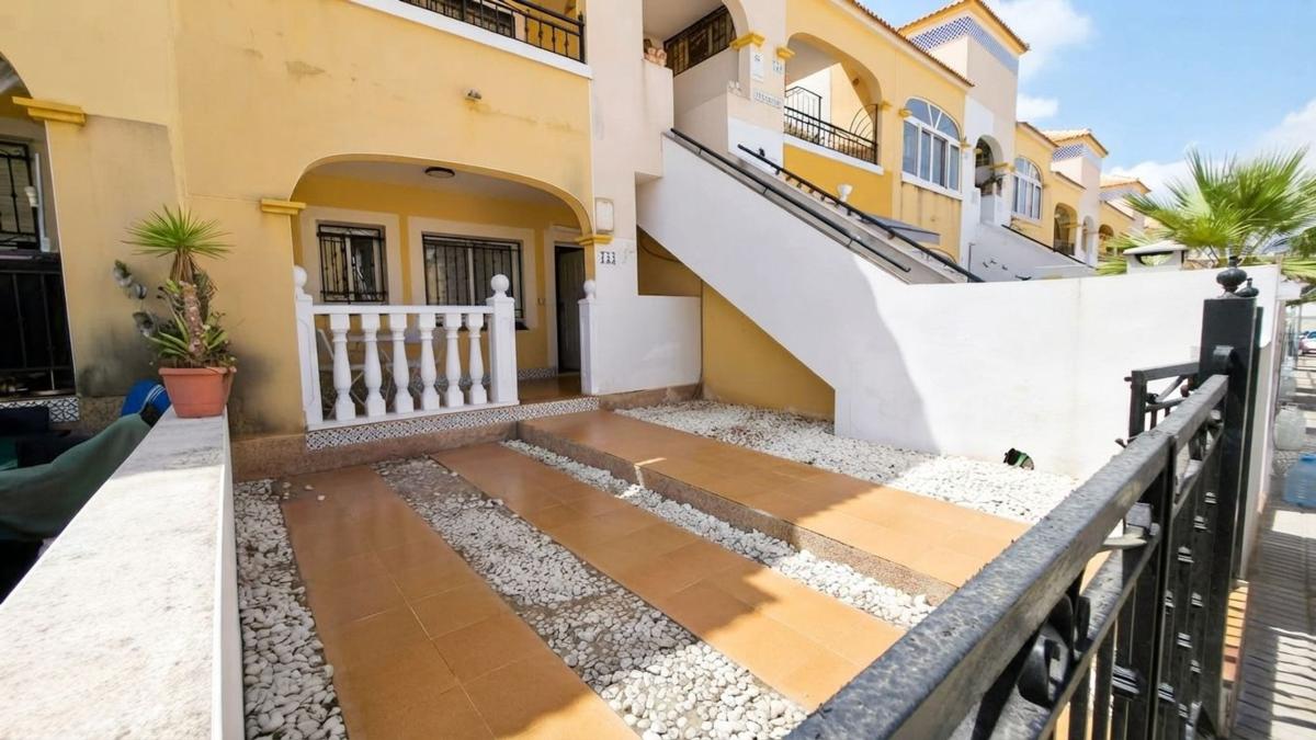 Продажа квартиры на Piso en Calle Lagunas de Ruidera, Zona Lago - Los Almendros, Orihuela, Ориуэла
photo 1