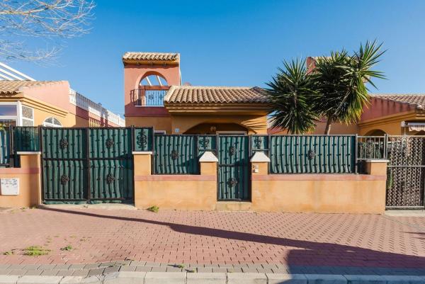 Casa o chalet independiente en Avenida Asociación Victimas del Terrorismo, Parque Acuático - Sector 25, Torrevieja photo 2