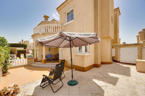 Chalet adosado en Calle Iguazu, Playa Flamenca, Orihuela photo 1