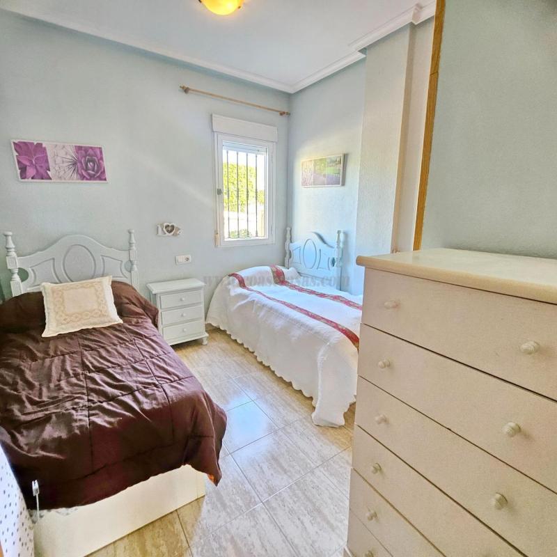 Venta de piso en Piso en Calle Licenciado Vidriera, Aguas Nuevas, Torrevieja, Torrevieja
photo 2