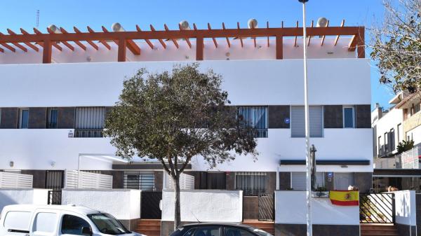 Chalet adosado en Calle Corts Valencianes, 5, Urbanizaciones, Guardamar del Segura photo 1