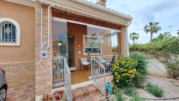 Casa o chalet independiente en Avenida l'Herba Bona, 6, Urbanizaciones, Guardamar del Segura photo 1