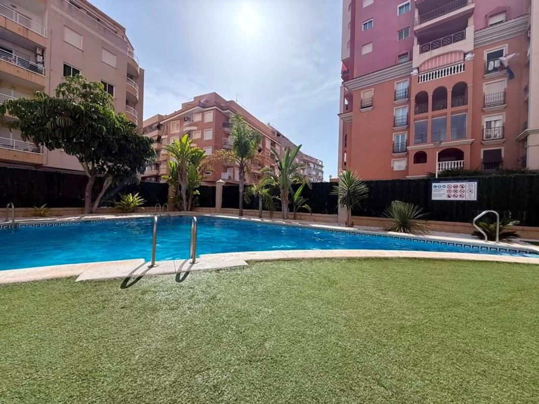 Venta de piso en Piso en Avenida Roentgen, Zona los Frutales, Torrevieja, Torrevieja
photo 1